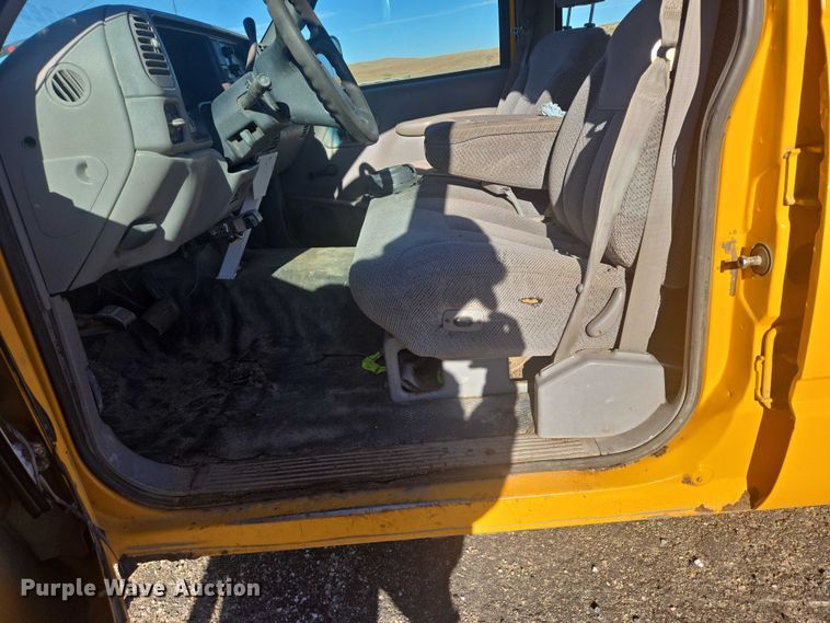 image for item ES2723 1997 Chevrolet 3500 Crew Cab pickup truck cab and chassis