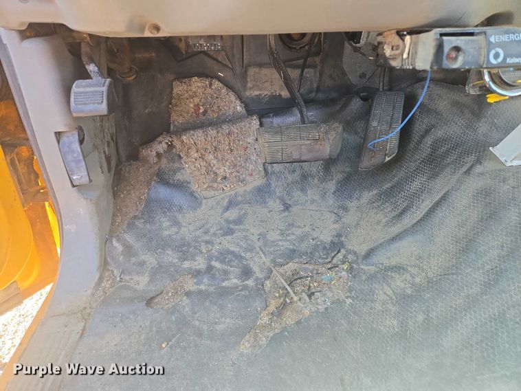 image for item ES2723 1997 Chevrolet 3500 Crew Cab pickup truck cab and chassis