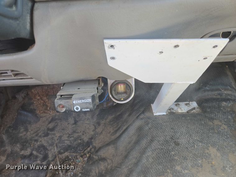 image for item ES2723 1997 Chevrolet 3500 Crew Cab pickup truck cab and chassis