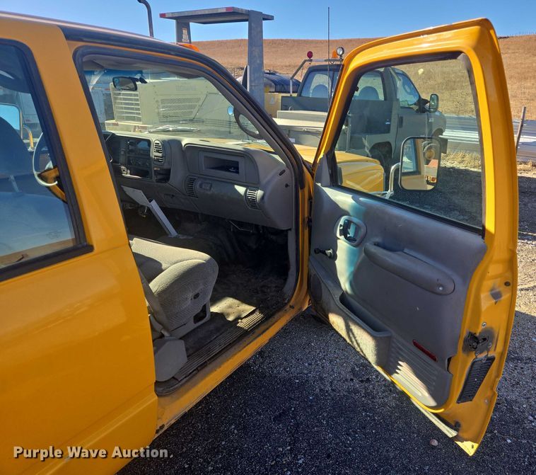 image for item ES2723 1997 Chevrolet 3500 Crew Cab pickup truck cab and chassis