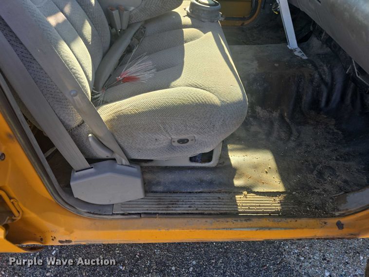 image for item ES2723 1997 Chevrolet 3500 Crew Cab pickup truck cab and chassis