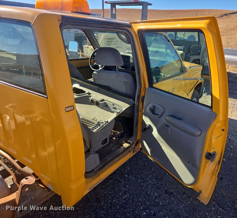 image for item ES2723 1997 Chevrolet 3500 Crew Cab pickup truck cab and chassis