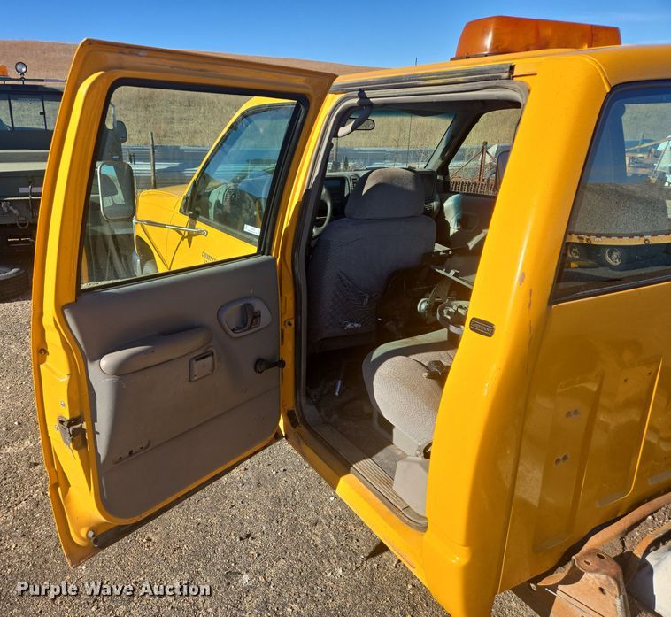 image for item ES2723 1997 Chevrolet 3500 Crew Cab pickup truck cab and chassis