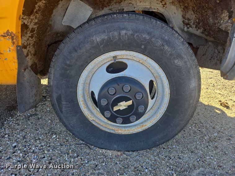 image for item ES2723 1997 Chevrolet 3500 Crew Cab pickup truck cab and chassis