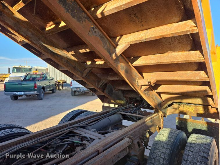 image for item ES2726 2001 GMC C8500 dump truck