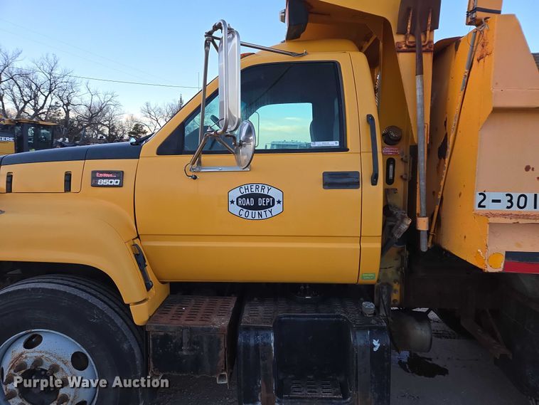 image for item ES2726 2001 GMC C8500 dump truck