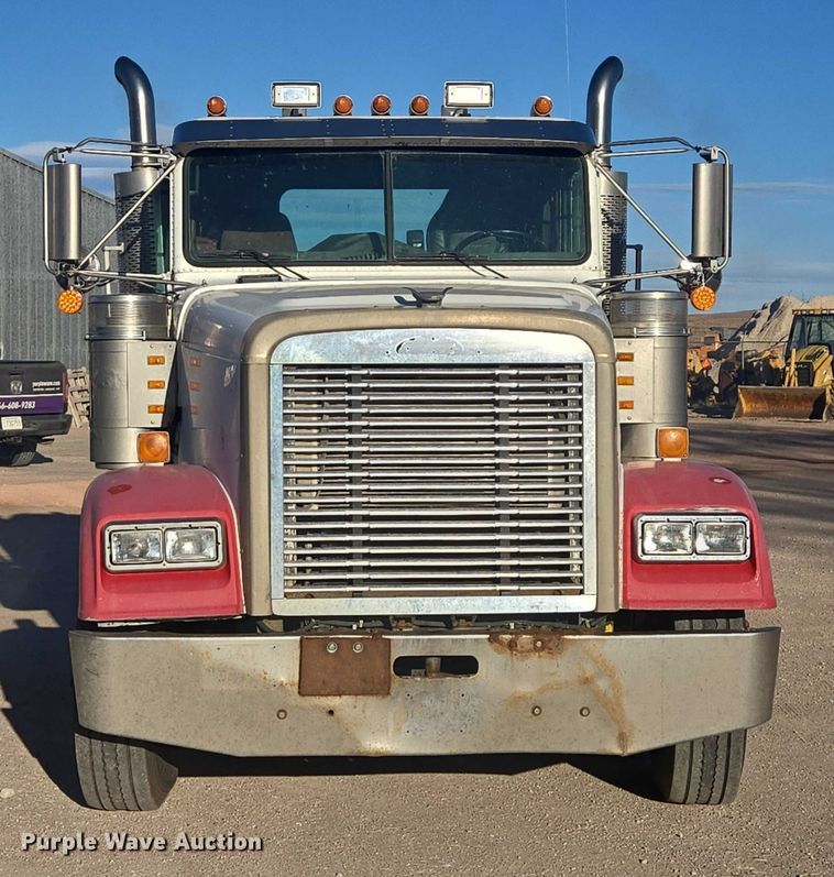 image for item ES2727 2001 Freightliner FLD132 semi truck