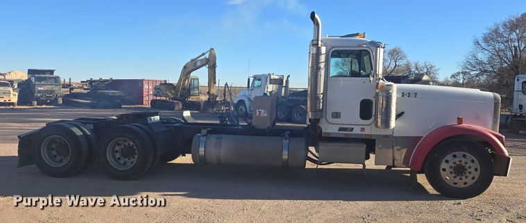 image for item ES2727 2001 Freightliner FLD132 semi truck