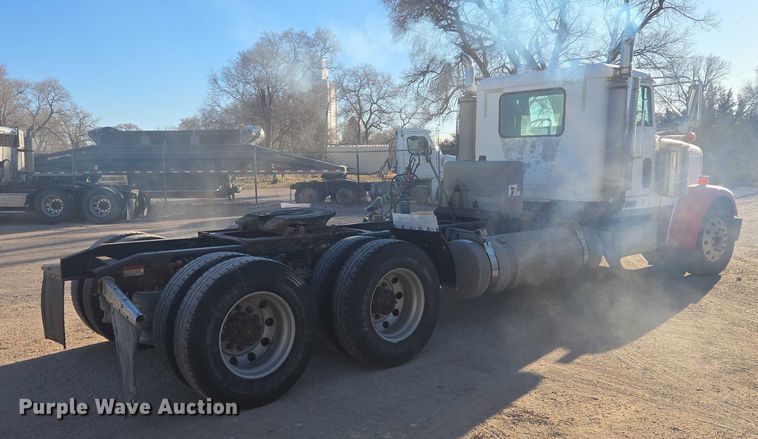 image for item ES2727 2001 Freightliner FLD132 semi truck