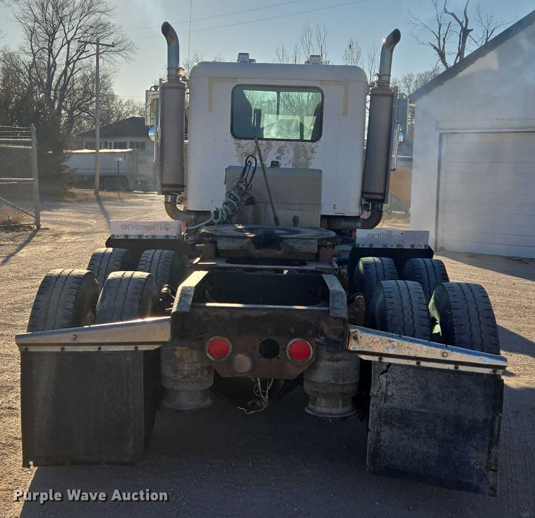 image for item ES2727 2001 Freightliner FLD132 semi truck