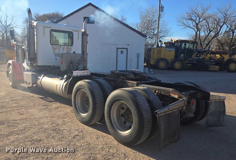 image for item ES2727 2001 Freightliner FLD132 semi truck