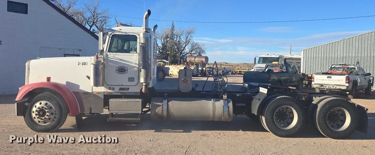 image for item ES2727 2001 Freightliner FLD132 semi truck