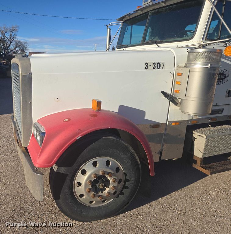 image for item ES2727 2001 Freightliner FLD132 semi truck