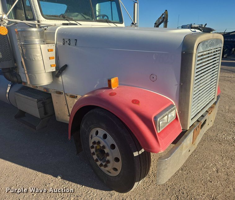 image for item ES2727 2001 Freightliner FLD132 semi truck