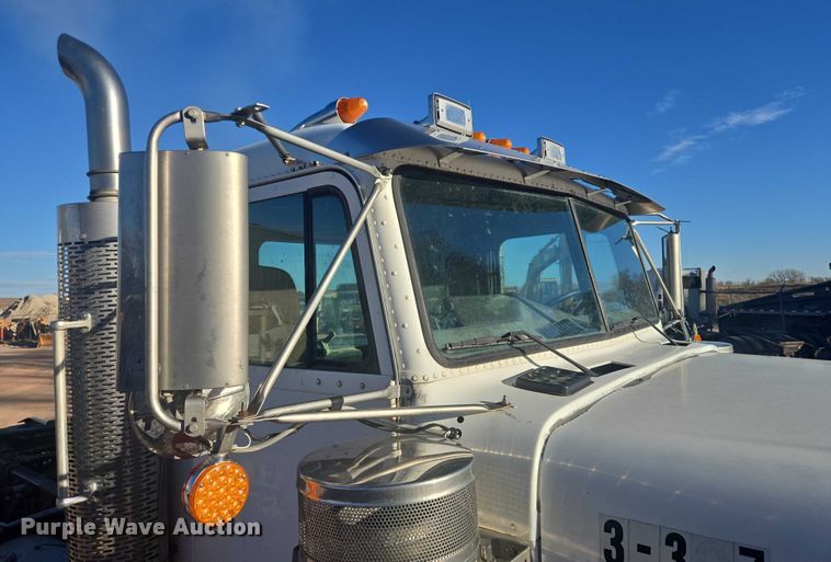 image for item ES2727 2001 Freightliner FLD132 semi truck