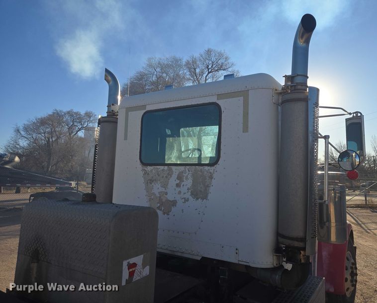 image for item ES2727 2001 Freightliner FLD132 semi truck