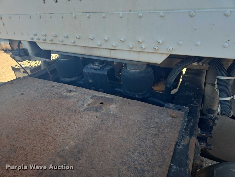 image for item ES2727 2001 Freightliner FLD132 semi truck