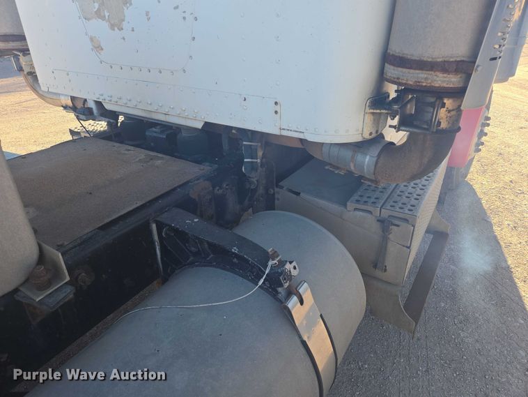 image for item ES2727 2001 Freightliner FLD132 semi truck