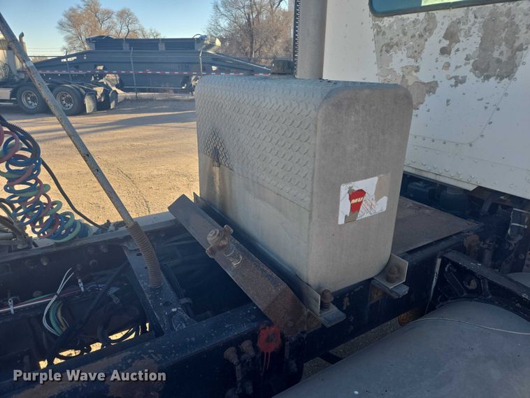 image for item ES2727 2001 Freightliner FLD132 semi truck