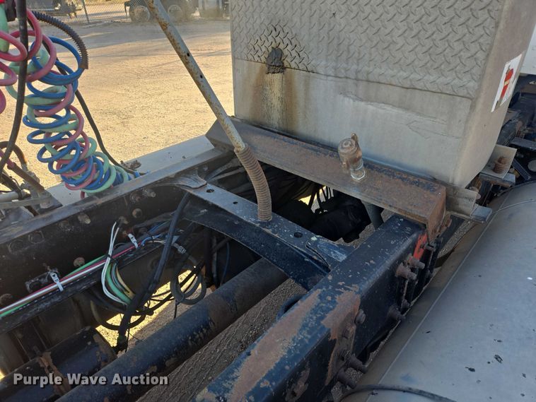 image for item ES2727 2001 Freightliner FLD132 semi truck