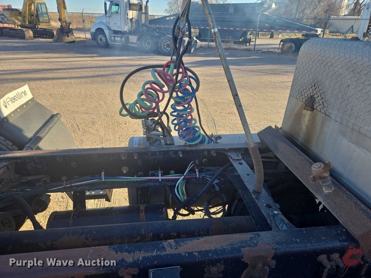 image for item ES2727 2001 Freightliner FLD132 semi truck