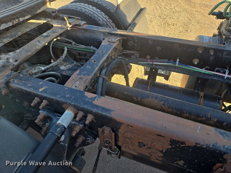 image for item ES2727 2001 Freightliner FLD132 semi truck