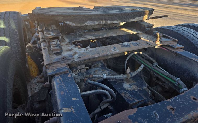 image for item ES2727 2001 Freightliner FLD132 semi truck