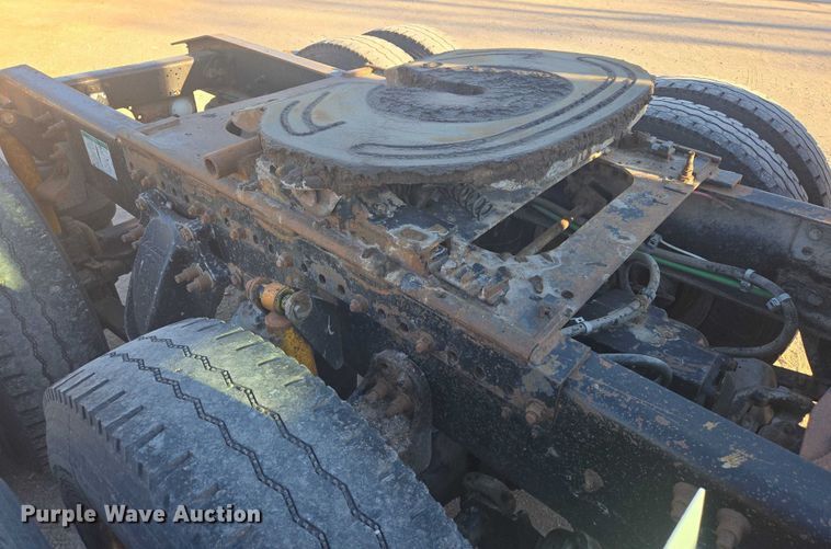 image for item ES2727 2001 Freightliner FLD132 semi truck