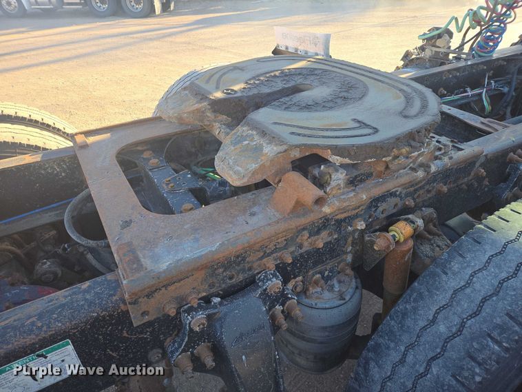 image for item ES2727 2001 Freightliner FLD132 semi truck