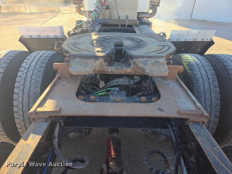 image for item ES2727 2001 Freightliner FLD132 semi truck