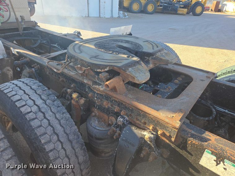 image for item ES2727 2001 Freightliner FLD132 semi truck