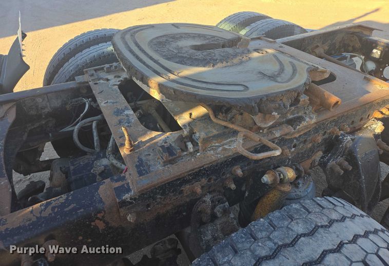 image for item ES2727 2001 Freightliner FLD132 semi truck