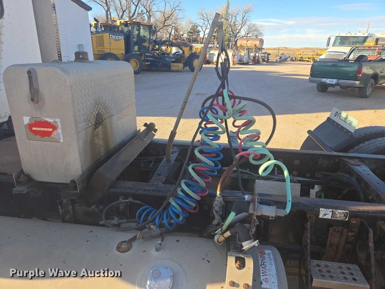 image for item ES2727 2001 Freightliner FLD132 semi truck