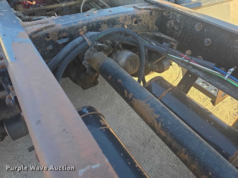 image for item ES2727 2001 Freightliner FLD132 semi truck