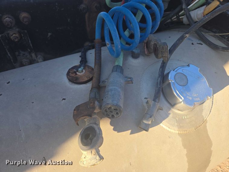 image for item ES2727 2001 Freightliner FLD132 semi truck