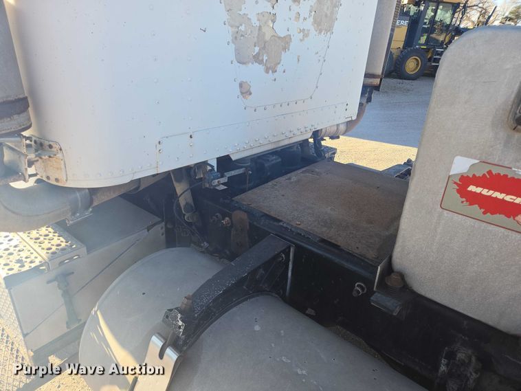 image for item ES2727 2001 Freightliner FLD132 semi truck