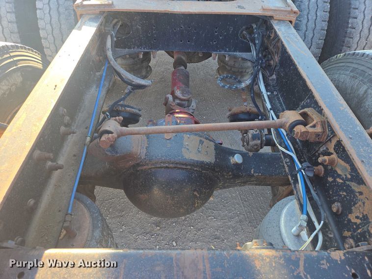 image for item ES2727 2001 Freightliner FLD132 semi truck