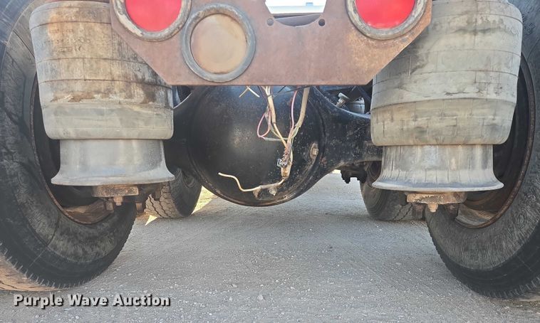 image for item ES2727 2001 Freightliner FLD132 semi truck