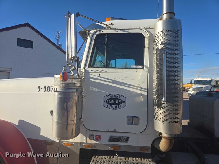 image for item ES2727 2001 Freightliner FLD132 semi truck