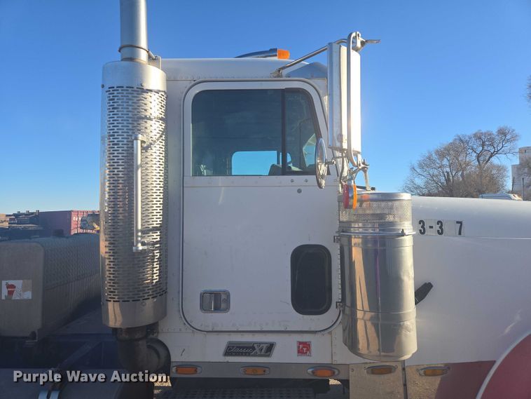 image for item ES2727 2001 Freightliner FLD132 semi truck