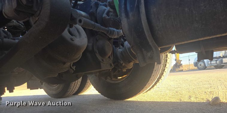 image for item ES2727 2001 Freightliner FLD132 semi truck