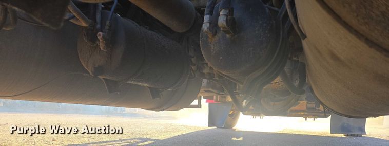 image for item ES2727 2001 Freightliner FLD132 semi truck