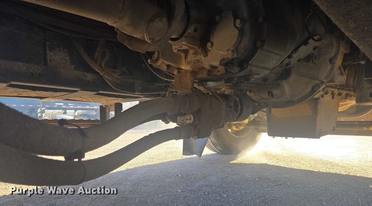 image for item ES2727 2001 Freightliner FLD132 semi truck