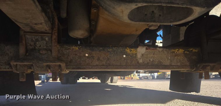 image for item ES2727 2001 Freightliner FLD132 semi truck