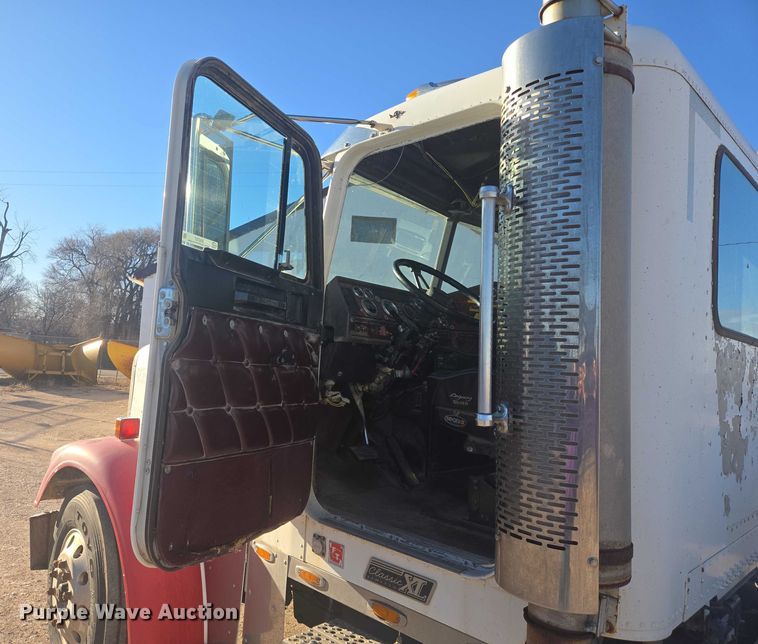 image for item ES2727 2001 Freightliner FLD132 semi truck