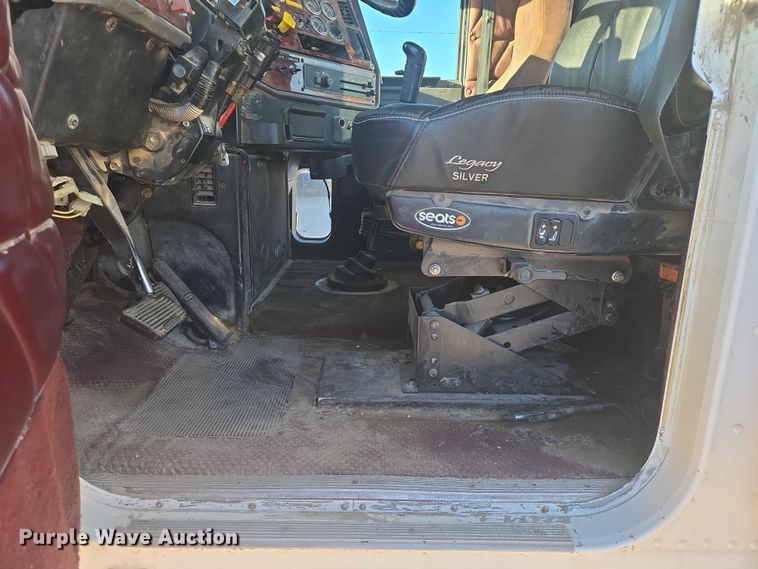 image for item ES2727 2001 Freightliner FLD132 semi truck