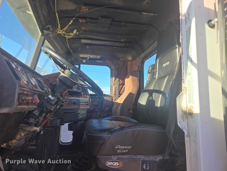 image for item ES2727 2001 Freightliner FLD132 semi truck