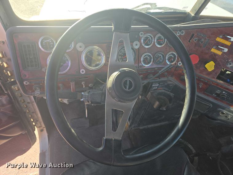 image for item ES2727 2001 Freightliner FLD132 semi truck