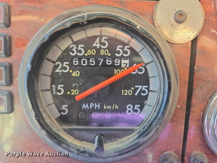 image for item ES2727 2001 Freightliner FLD132 semi truck