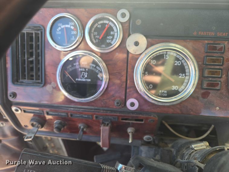 image for item ES2727 2001 Freightliner FLD132 semi truck